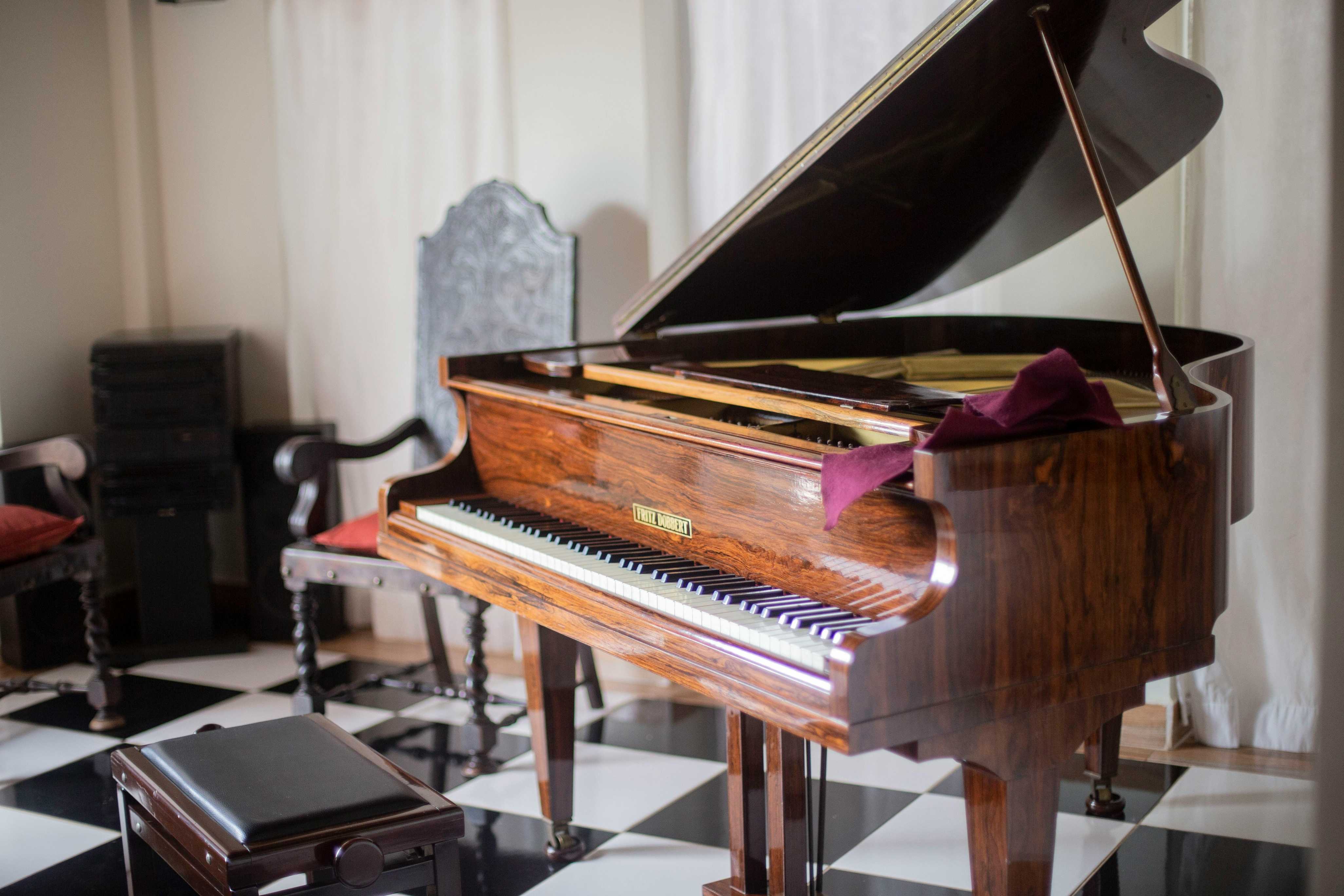 How Much Do Piano Movers Cost? (A Complete Guide)