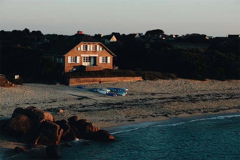 Seaside Splendor: The Art of Custom Home Building in Coastal Zones
