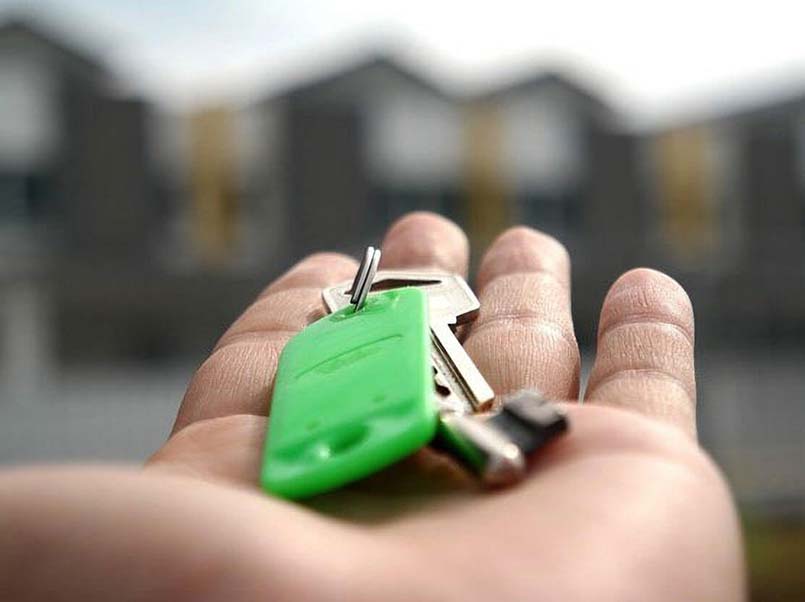 Person holding the key to a rental apartment 